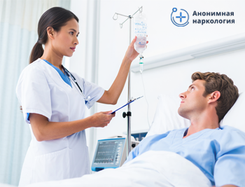 Медсестра ставит капельницу пациенту